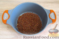 Фото приготовления рецепта: Маджадра (постный плов из чечевицы, риса и жареного лука) - шаг №2