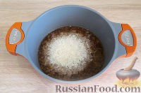 Фото приготовления рецепта: Маджадра (постный плов из чечевицы, риса и жареного лука) - шаг №7