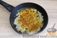 Фото приготовления рецепта: Маджадра (постный плов из чечевицы, риса и жареного лука) - шаг №5