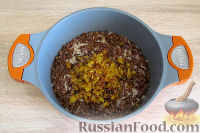 Фото приготовления рецепта: Маджадра (постный плов из чечевицы, риса и жареного лука) - шаг №8