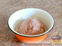 Фото приготовления рецепта: Слоёный пирог с килькой в томате - шаг №2