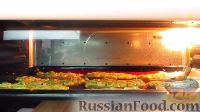 Фото приготовления рецепта: Горячие бутерброды с плавленым сыром и чесноком - шаг №5