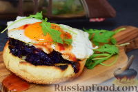 Фото к рецепту: Тост с красной капустой, горгонзолой и яйцом