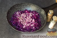 Фото приготовления рецепта: Тост с красной капустой, горгонзолой и яйцом - шаг №6