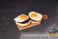 Фото приготовления рецепта: Тост с красной капустой, горгонзолой и яйцом - шаг №11