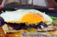 Фото приготовления рецепта: Тост с красной капустой, горгонзолой и яйцом - шаг №12