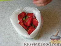 Фото приготовления рецепта: Хрустящие малосольные овощи в пакете - шаг №6