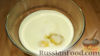 Фото приготовления рецепта: Заливной пирог на кефире, с яйцами и зеленью - шаг №5