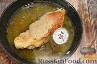 Фото приготовления рецепта: Свиной окорок в сливочно-грибном соусе - шаг №7
