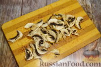 Фото приготовления рецепта: Свиной окорок в сливочно-грибном соусе - шаг №9