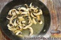Фото приготовления рецепта: Свиной окорок в сливочно-грибном соусе - шаг №10