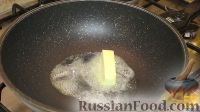 Фото приготовления рецепта: Пикантные жареные креветки к пиву - шаг №6