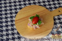 Фото приготовления рецепта: Бутерброды с тунцом - шаг №11