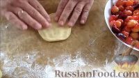 Фото приготовления рецепта: Пирожки с черешней (из дрожжевого теста на кефире) - шаг №8