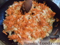 Фото приготовления рецепта: Перловая каша с морковью и луком - шаг №6