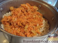 Фото приготовления рецепта: Перловая каша с морковью и луком - шаг №7
