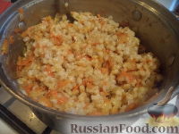 Фото приготовления рецепта: Перловая каша с морковью и луком - шаг №8