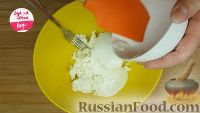 Фото приготовления рецепта: Слоёный салат из рыбных консервов с плавленым сыром, морковью и яйцами - шаг №6