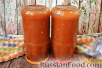 Фото приготовления рецепта: Омлет с кабачком, копчёными сосисками и помидором - шаг №4