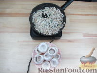 Фото приготовления рецепта: Грибы, фаршированные перепелиными яйцами - шаг №3