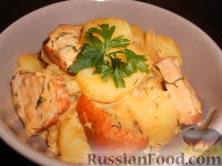 Фото к рецепту: Молодой картофель с копченой курицей, в сливках