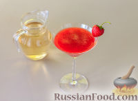 Фото приготовления рецепта: Алкогольный клубничный коктейль - шаг №6