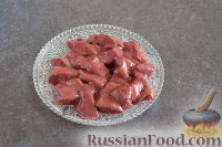Фото приготовления рецепта: Салат с говяжьей печенью и морковью - шаг №3