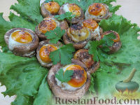 Фото приготовления рецепта: Грибы, фаршированные перепелиными яйцами - шаг №7