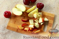 Фото приготовления рецепта: Пирог с яблоками и сливами - шаг №8