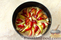 Фото приготовления рецепта: Пирог с яблоками и сливами - шаг №9