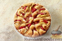 Фото приготовления рецепта: Пирог с яблоками и сливами - шаг №12