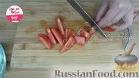 Фото приготовления рецепта: Салат с огурцами, помидорами и сыром - шаг №2