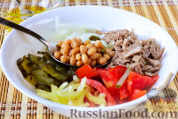 Фото приготовления рецепта: Салат из овощей с мясом и фасолью - шаг №6