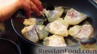 Фото приготовления рецепта: Рыба в томатном соусе - шаг №3