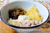 Фото приготовления рецепта: Салат с грибами, ветчиной и сыром - шаг №6