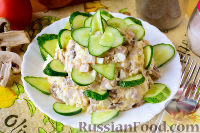 Фото приготовления рецепта: Салат с грибами, ветчиной и сыром - шаг №10