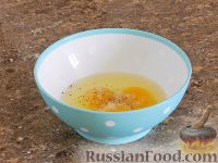 Фото приготовления рецепта: Сырный омлет с ветчиной - шаг №3