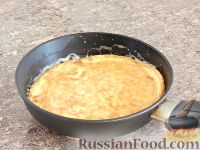 Фото приготовления рецепта: Сырный омлет с ветчиной - шаг №6