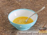 Фото приготовления рецепта: Сырный омлет с ветчиной - шаг №4