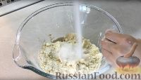 Фото приготовления рецепта: Творожный чизкейк с адыгейским сыром и чёрной смородиной - шаг №4