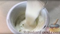 Фото приготовления рецепта: Творожный чизкейк с адыгейским сыром и чёрной смородиной - шаг №13