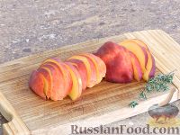 Фото приготовления рецепта: Запеченное куриное филе с персиками, в сливках - шаг №3