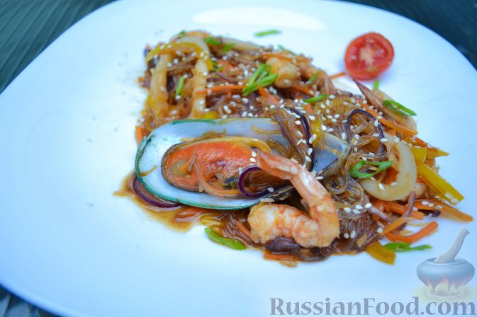 Салат из кальмаров, мидий, грибов - рецепт с фото
