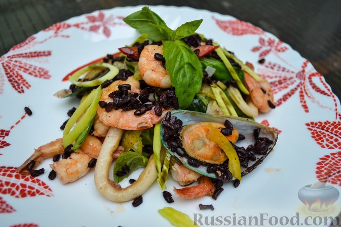 Рецепт Салат из морепродуктов с черным рисом