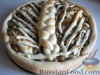 Фото к рецепту: Пирог из дрожжевого теста с грибами