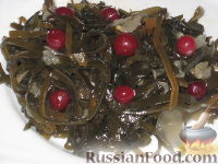 Фото к рецепту: Салат из морской капусты с клюквой