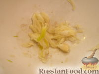 Фото приготовления рецепта: Помидоры, фаршированные сырным салатом - шаг №4