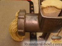 Фото приготовления рецепта: Песочное печенье через мясорубку - шаг №9