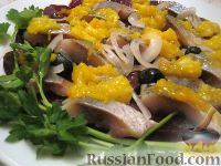 Фото к рецепту: Салат из селедки и свеклы под апельсиновым соусом