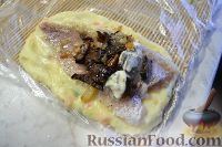 Фото приготовления рецепта: Дорада, запеченная с грибами и сыром - шаг №4